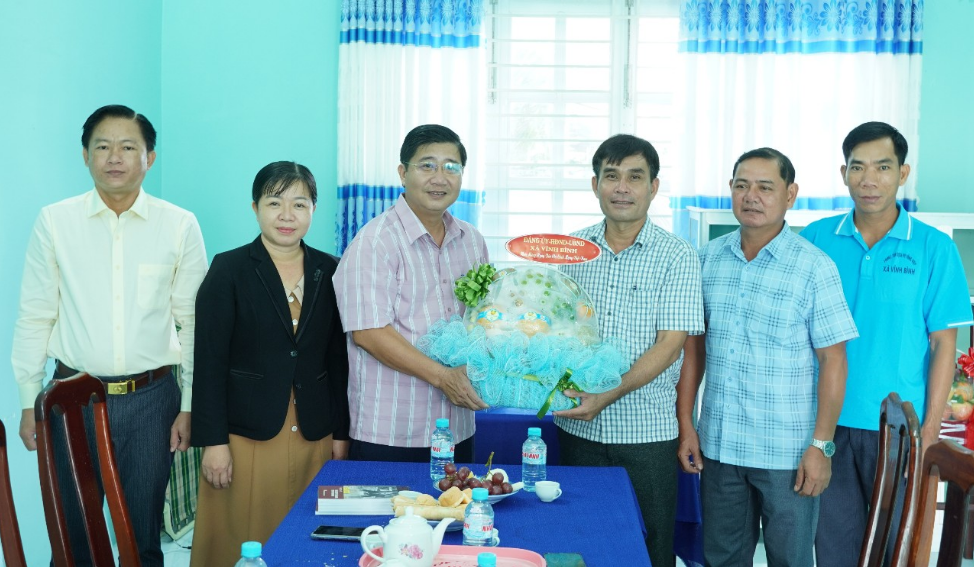 Lãnh đạo xã Vĩnh Bình đến thăm và chúc mừng Trung tâm Dịch vụ tổng hợp xã nhân Ngày Báo chí Cách mạng Việt Nam