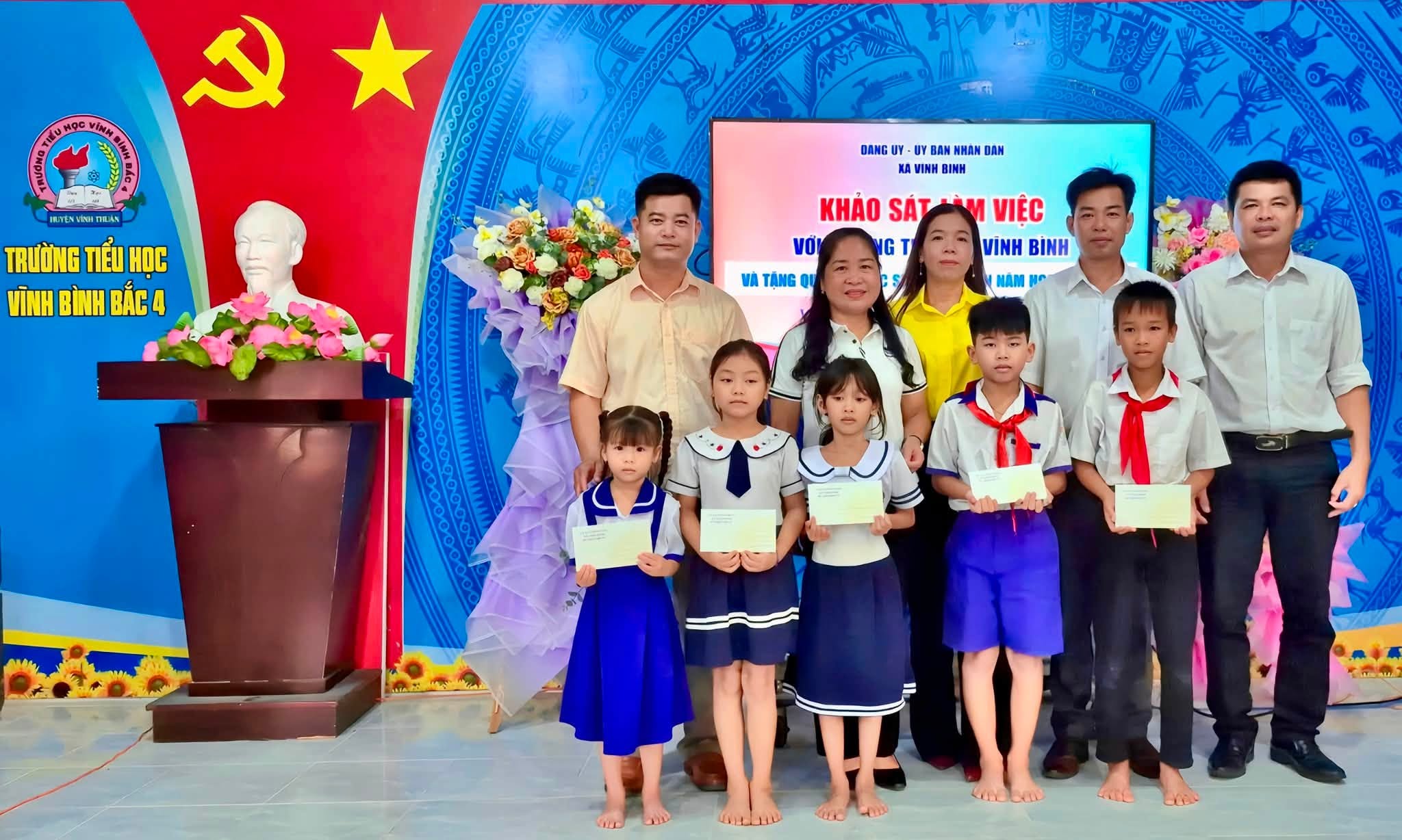 Vĩnh Bình trao 15 suất học bổng cho học sinh có hoàn cảnh khó khăn