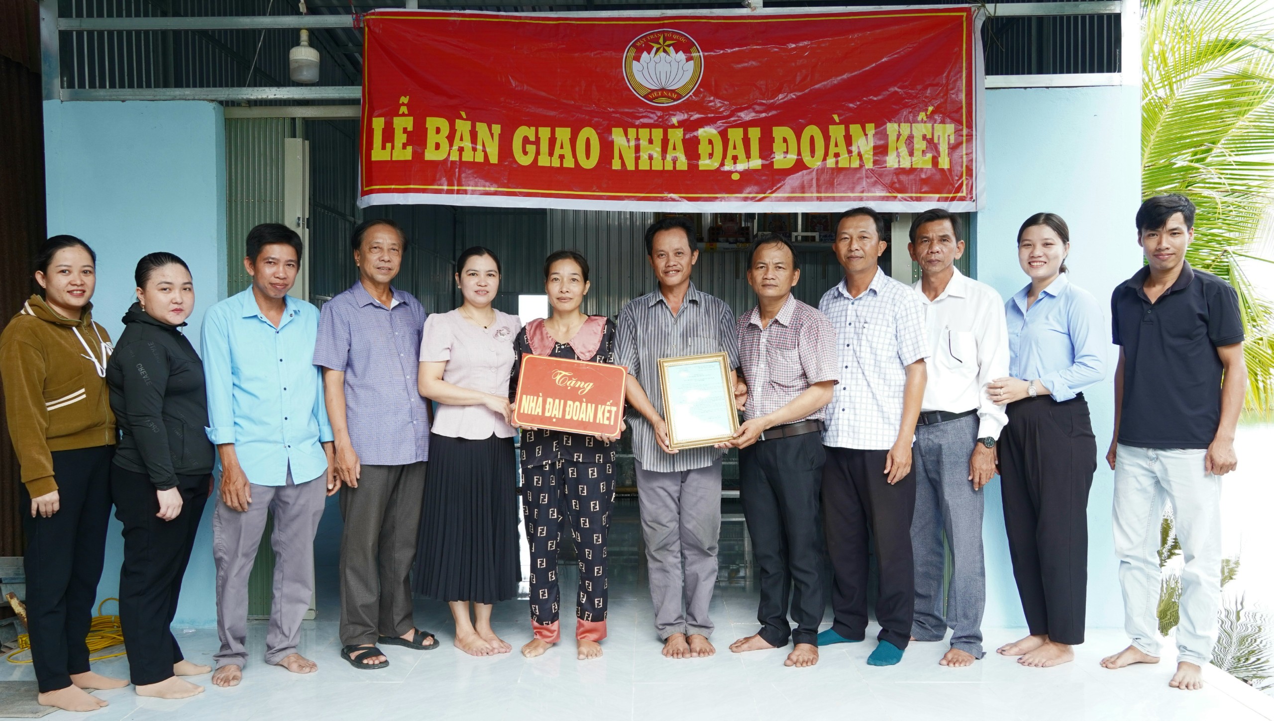 Bàn giao nhà “Đại đoàn kết” cho gia đình thuộc hộ nghèo, cận nghèo, hộ có hoàn cảnh khó khăn xã Vĩnh Bình