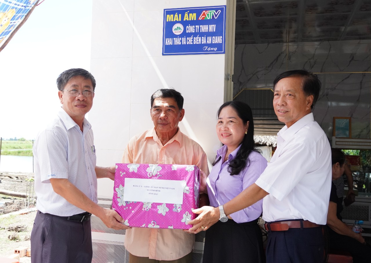 Lễ bàn giao nhà “Mái ấm ATV” cho hộ khó khăn xã Vĩnh Bình