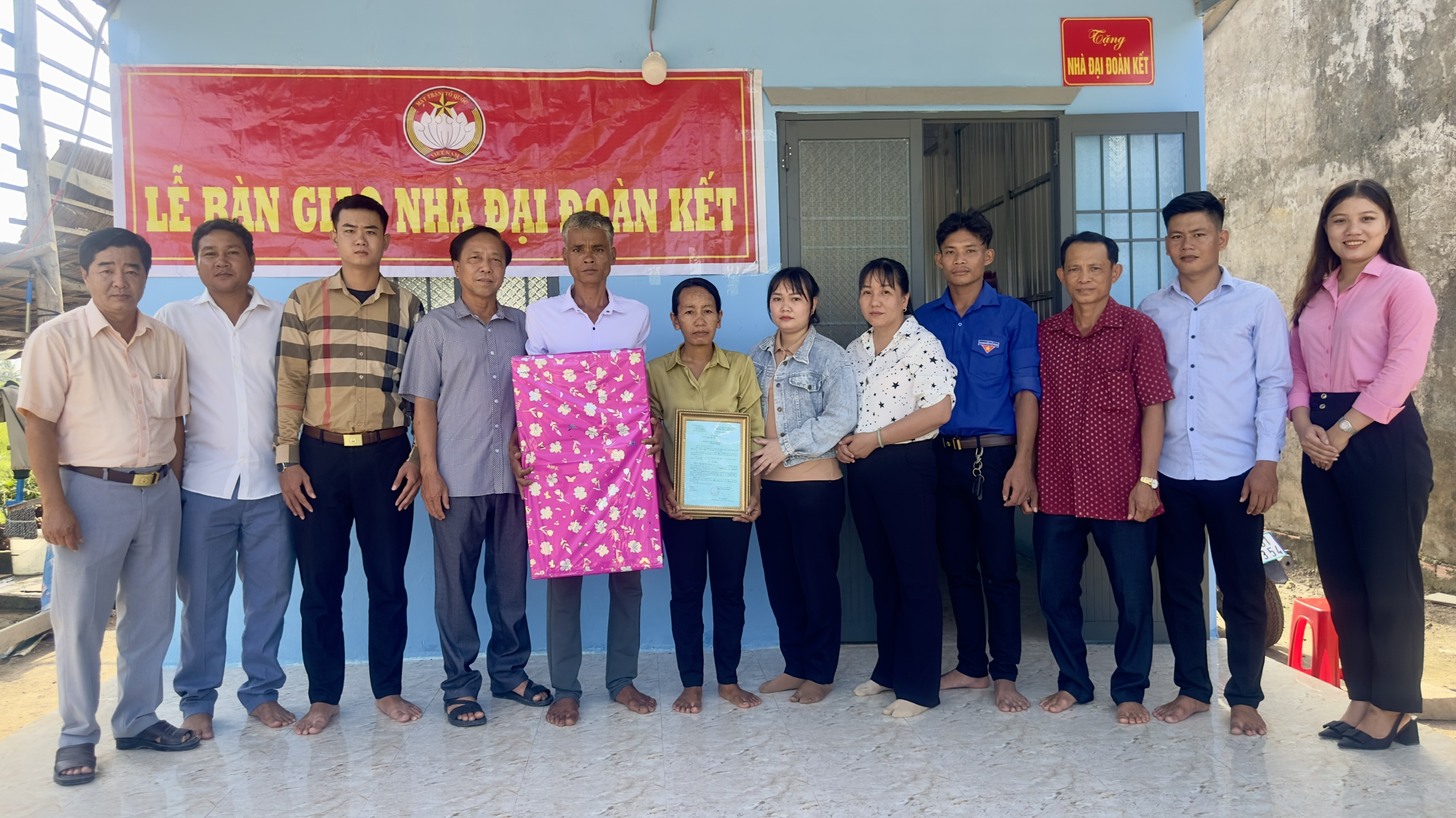 Bàn giao 03 căn nhà “Đại đoàn kết” cho hộ nghèo, cận nghèo, hộ có hoàn cảnh khó khăn xã Vĩnh Bình