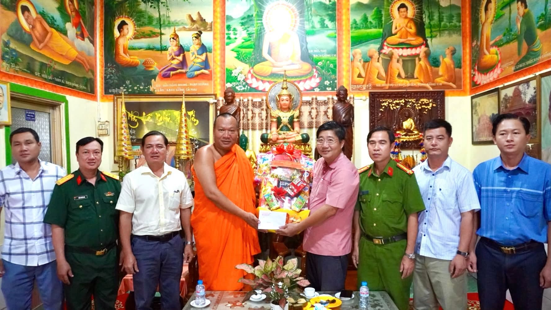 Vĩnh Bình thăm, tặng quà các chùa và đồng bào Khmer dịp lễ Sene Dolta