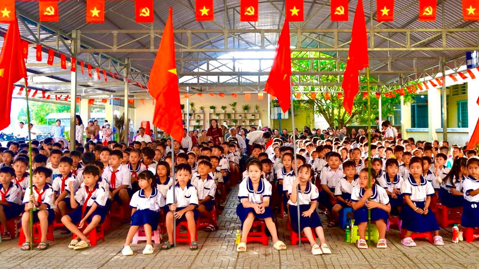 Trường TH&THCS Vĩnh Bình rộn ràng ngày khai giảng năm học mới