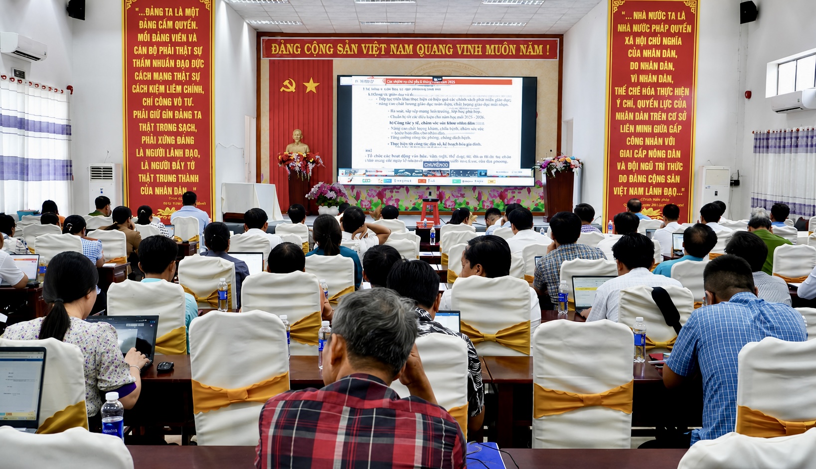 Vĩnh Bình tham gia Hội nghị tập huấn phần mềm Hệ thống thông tin điều hành tác nghiệp và phòng họp không giấy