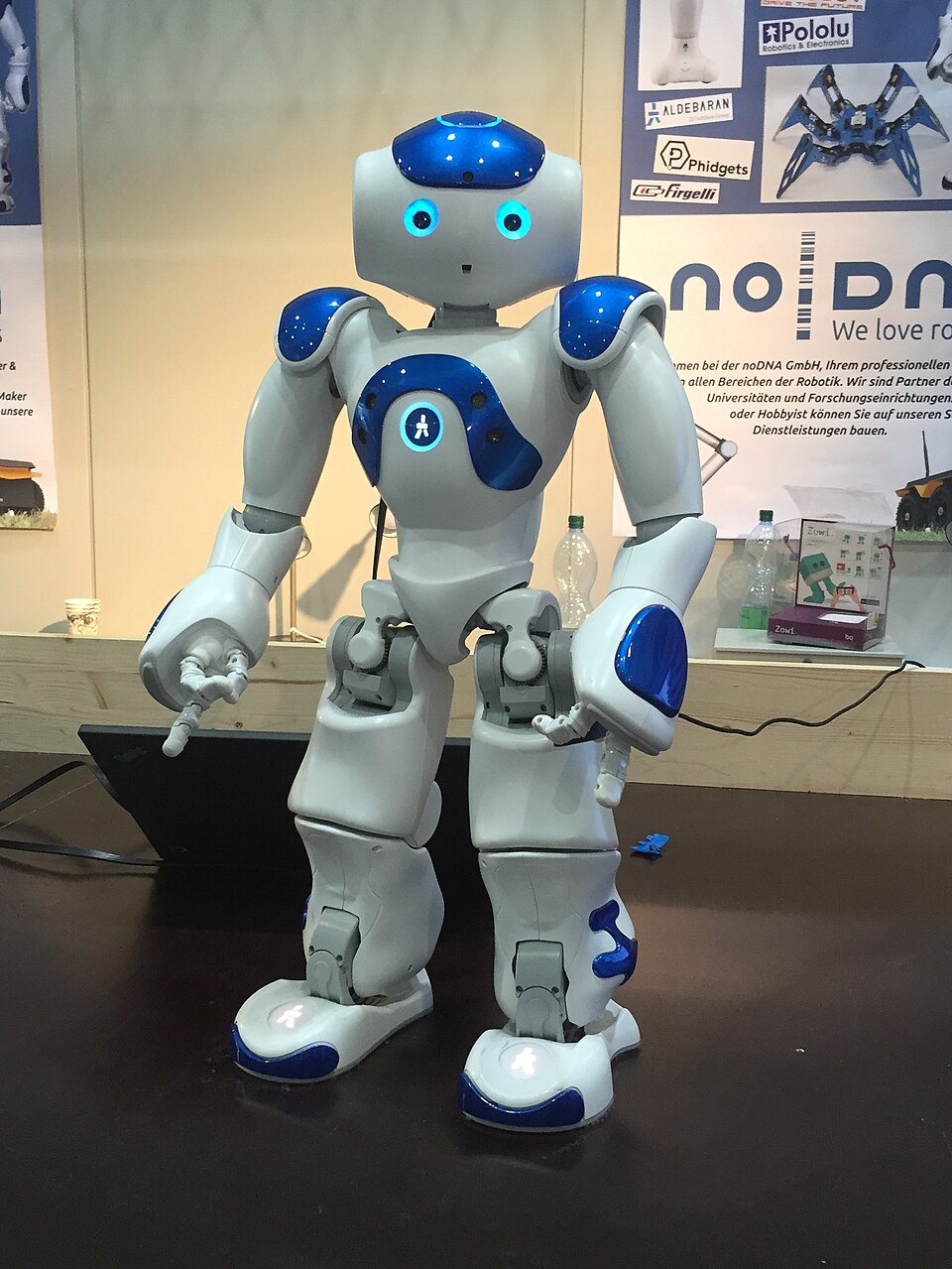 Startup robot hình người bị 'bóc mẽ' vì dùng người thật