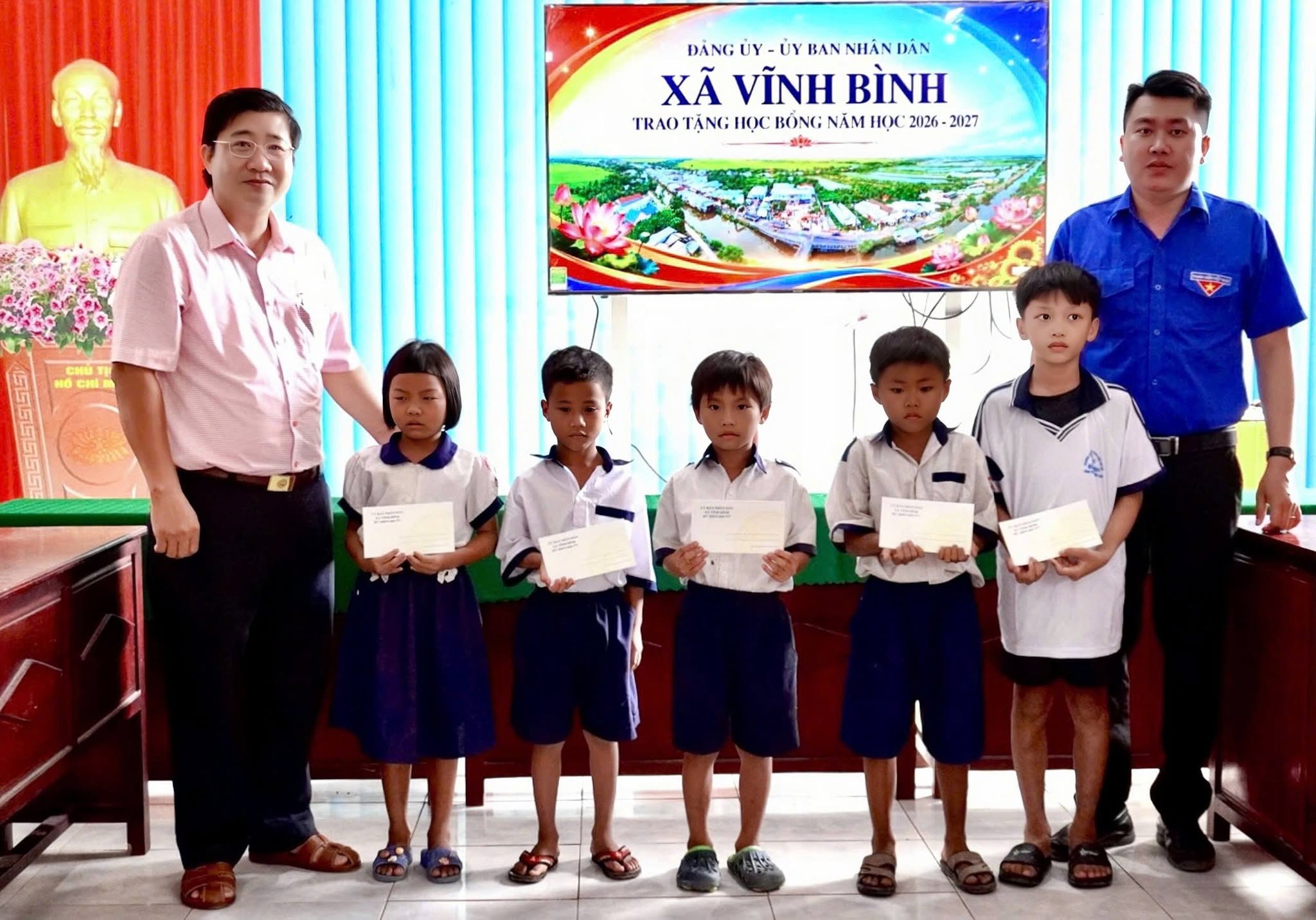 Vĩnh Bình trao học bổng cho học sinh khó khăn
